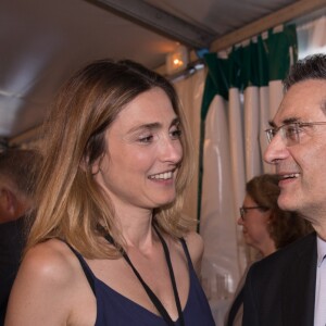 Julie Gayet, Patrick Devedjian - Backstage de l'opéra "Les Noces de Figaro" mis en scène par l'actrice J. Gayet lors de la 17e édition d'Opéra en Plein Air au Domaine Départemental de Sceaux le 14 juin 2017. © Cyril Moreau/Bestimage