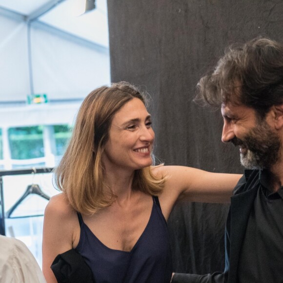 Julie Gayet - Backstage de l'opéra "Les Noces de Figaro" mis en scène par l'actrice J. Gayet lors de la 17e édition d'Opéra en Plein Air au Domaine Départemental de Sceaux le 14 juin 2017. © Cyril Moreau/Bestimage