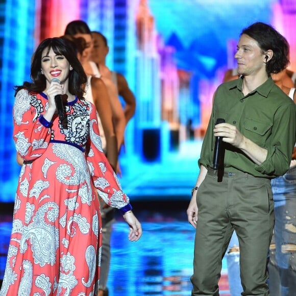 Exclusif - Nolwenn Leroy enceinte et le chanteur Raphaël - Emission "La chanson de l'année fête la musique" dans les arènes de Nîmes, diffusée en direct sur TF1 le 17 juin 2017. Pour la treizième édition de La Chanson de L'année, c'est l'artiste Amir avec son titre "On dirait" qui a été plébiscité par les votes du public. © Bruno Bebert/Bestimage