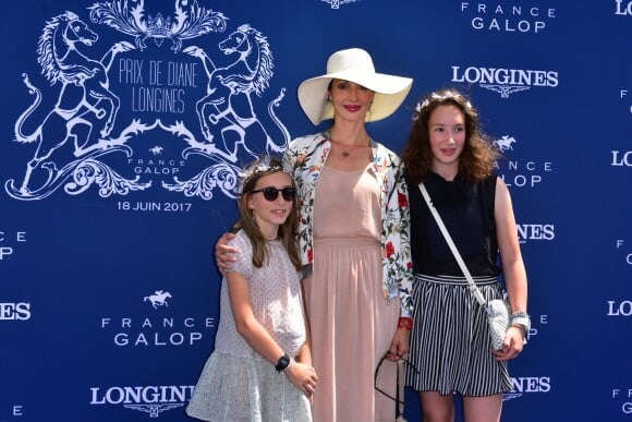 Géraldine Maillet et ses filles - 168e Prix de Diane Longines à l'hippodrome de Chantilly, France, le 18 juin 2017. © Giancarlo Gorassini/Bestimage