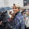 La chanteuse Shy'm quitte le défilé de mode "Véronique Leroy", collection prêt-à-porter Automne-Hiver 2017-2018 au palais de Tokyo à Paris le 4 mars 2017.