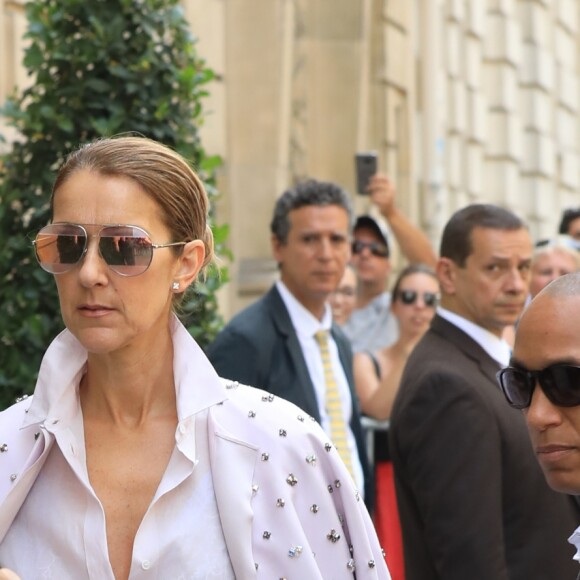 Céline Dion quitte l'hôtel Royal Monceau, à Paris le 20 juin 2017.