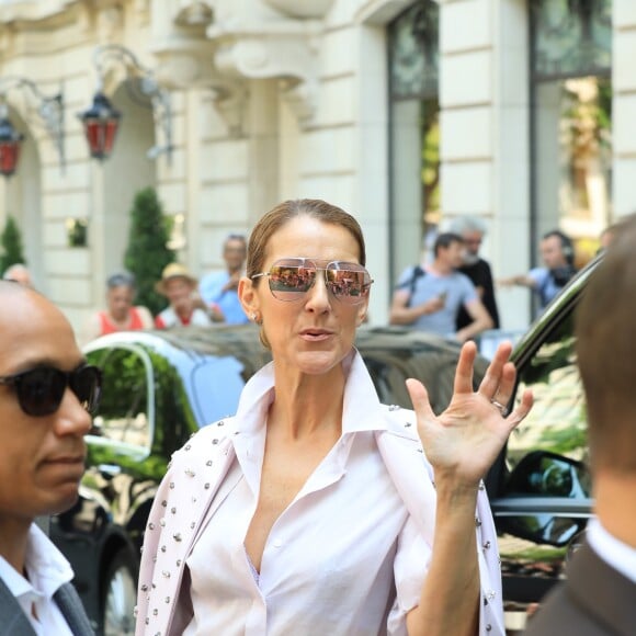 Céline Dion quitte l'hôtel Royal Monceau, à Paris le 20 juin 2017.