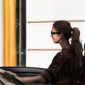 Exclusif - Céline Dion au milieu des badauds, rentre à son hôtel le Royal Monceau, après avoir quitté le centre de fitness Ken Club à Paris, France, le 19 juin 2017.