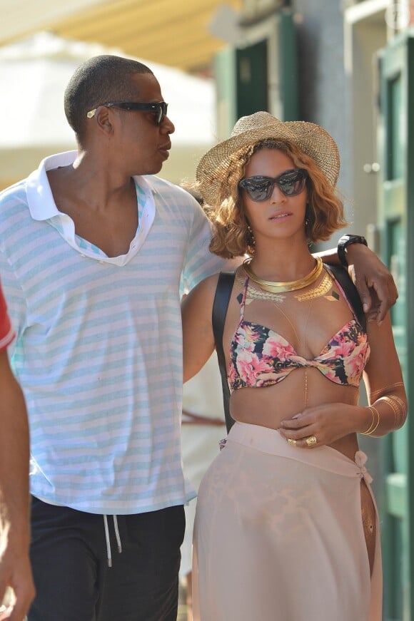 Beyoncé et Jay Z très amoureux se promènent dans les rues de Portofino le 6 septembre 2014.