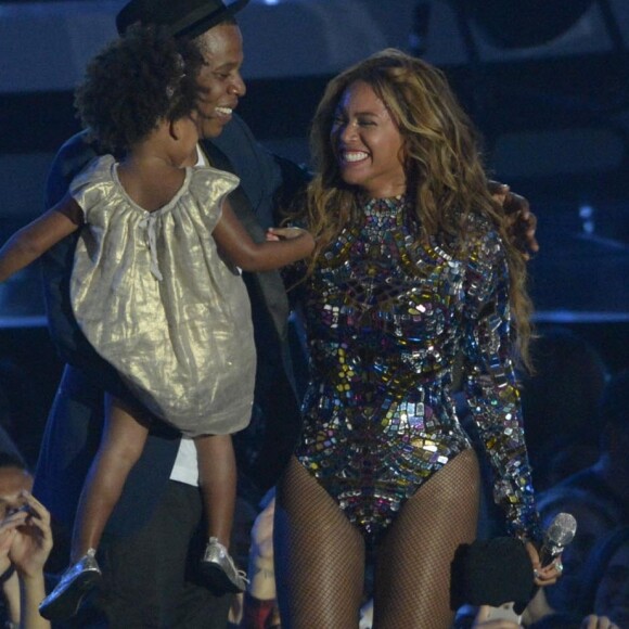 Jay-Z rejoint Beyoncé sur la scène des MTV VMA Awards avec leur fille Ivy Blue à Los Angeles, le 24 août 2014.