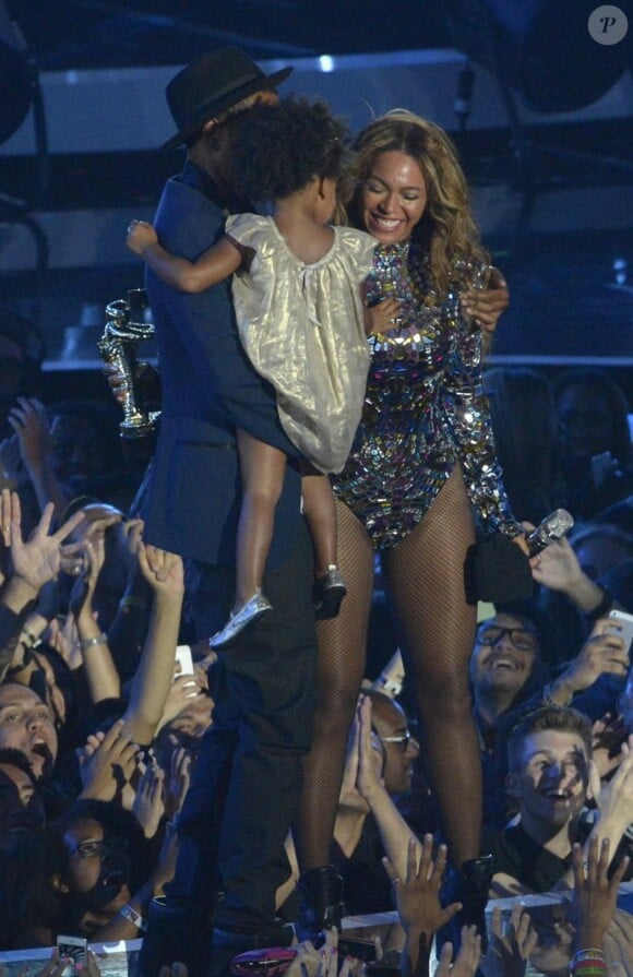 Jay-Z rejoint Beyoncé sur la scène des MTV VMA Awards avec leur fille Ivy Blue à Los Angeles, le 24 août 2014.