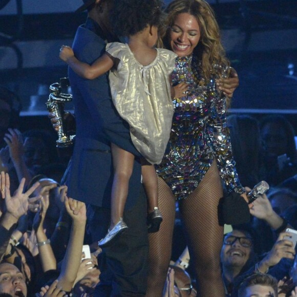 Jay-Z rejoint Beyoncé sur la scène des MTV VMA Awards avec leur fille Ivy Blue à Los Angeles, le 24 août 2014.