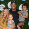 Donald Faison avec sa femme CaCee Cobb et leurs enfants Wilder et Rocco Faison à la journée Safe Kids Day aux studios Smashbox à Culver City, le 22 avril 2016  Celebrities at the Safe Kids Day event at Smashbox Studios in Culver City, California on April 24, 201624/04/2016 - Culver City