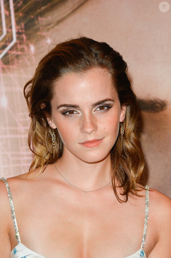 Emma Watson, dans une robe Miu Miu, accompagnée de souliers Santoni et de boucles d'oreilles Azlee, lors de l'avant-première du film "The Circle" au cinéma UGC Normandie à Paris le 21 juin 2017. © Coadic Guirec/Bestimage