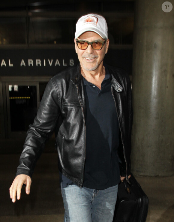 George Clooney arrive à l'aéroport de LAX à Los Angeles, le 22 mars 2017