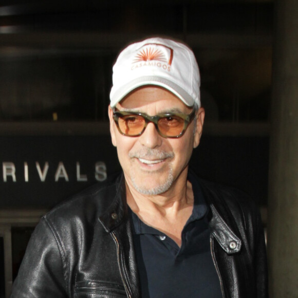 George Clooney arrive à l'aéroport de LAX à Los Angeles, le 22 mars 2017