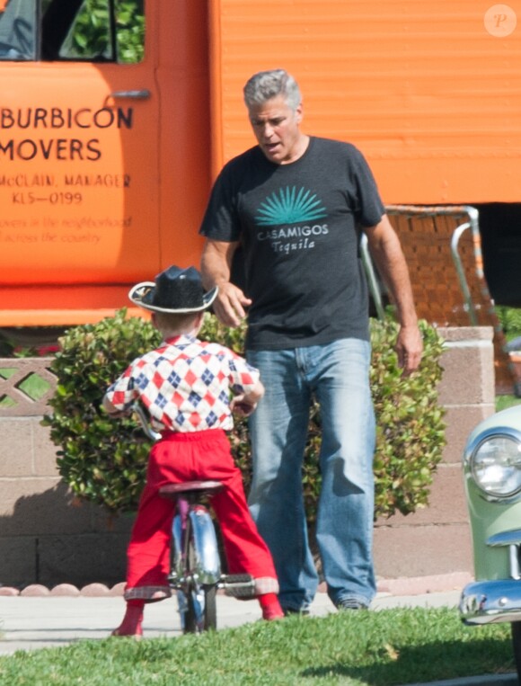George Clooney sur le tournage de son prochain film Suburbicon à Los Angeles le 13 octobre 2016. Il porte un t-shirt à l'effigie de sa marque de Téquila "Casamigos"