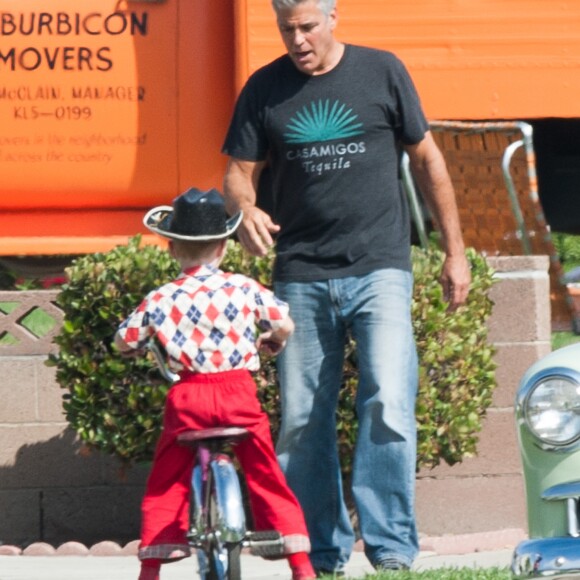 George Clooney sur le tournage de son prochain film Suburbicon à Los Angeles le 13 octobre 2016. Il porte un t-shirt à l'effigie de sa marque de Téquila "Casamigos"