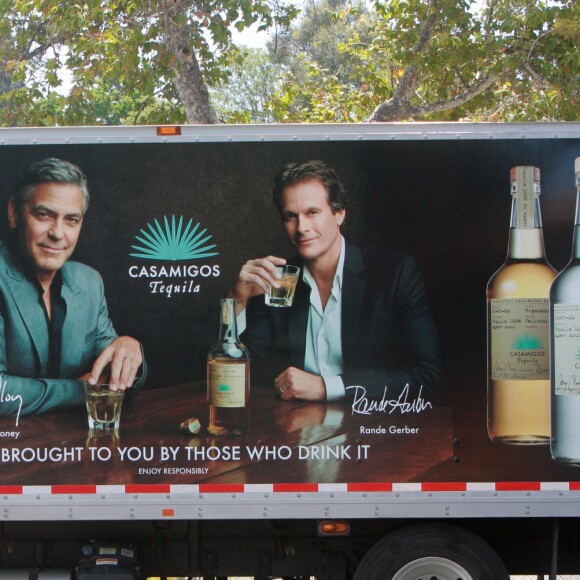 Exclusif - George Clooney et Rande Gerber posent sur l'affiche officielle de la Tequila Casamigos, la Tequila qu'il a créée avec son ami Rande Gerber le 16 juin 2015