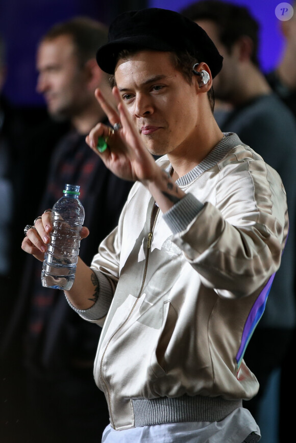 Harry Styles donne un concert de promotion pour la sortie de son dernier album au BBC one show à Londres le 12 mai 2017.