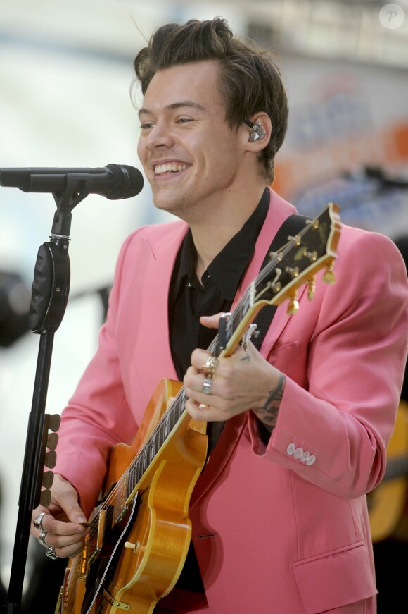Harry Styles chante sur le plateau de l'émission TV "Today" show à New York, pour présenter les 3 premières chansons de son nouveau album solo le 9 mai 2017.