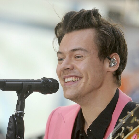 Harry Styles chante sur le plateau de l'émission TV "Today" show à New York, pour présenter les 3 premières chansons de son nouveau album solo le 9 mai 2017.