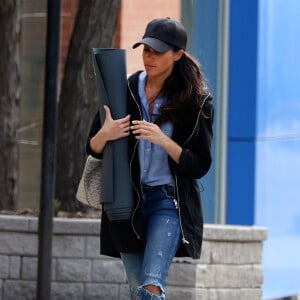 Exclusif - Meghan Markle se rend à sa séance de yoga à Toronto, le 13 avril 2017.