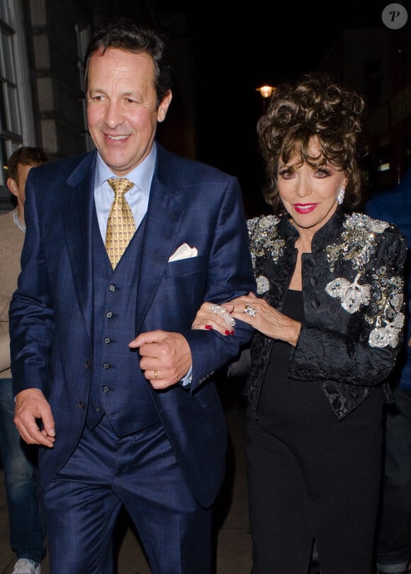 Joan Collins et son mari Percy Gibson à la sortie du club Lou Lou à Londres. Le 8 mars 2017