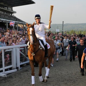 Zara Phillips et Toytown à l'hippodrome de Cheltenham le 23 mai 2012, portant la flamme olympique dans le cadre du relais à quelques semaines des JO de Londres. Toytown est mort à l'âge de 24 ans le 27 juin 2017.