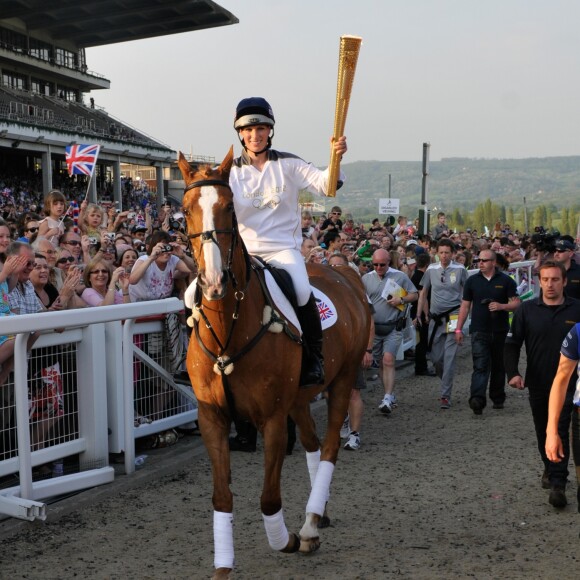 Zara Phillips et Toytown à l'hippodrome de Cheltenham le 23 mai 2012, portant la flamme olympique dans le cadre du relais à quelques semaines des JO de Londres. Toytown est mort à l'âge de 24 ans le 27 juin 2017.
