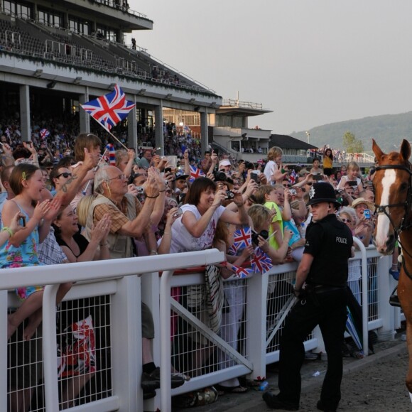 Zara Phillips et Toytown à l'hippodrome de Cheltenham le 23 mai 2012, portant la flamme olympique dans le cadre du relais à quelques semaines des JO de Londres. Toytown est mort à l'âge de 24 ans le 27 juin 2017.