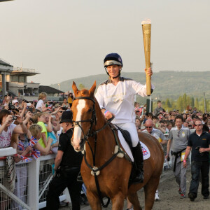 Zara Phillips et Toytown à l'hippodrome de Cheltenham le 23 mai 2012, portant la flamme olympique dans le cadre du relais à quelques semaines des JO de Londres. Toytown est mort à l'âge de 24 ans le 27 juin 2017.