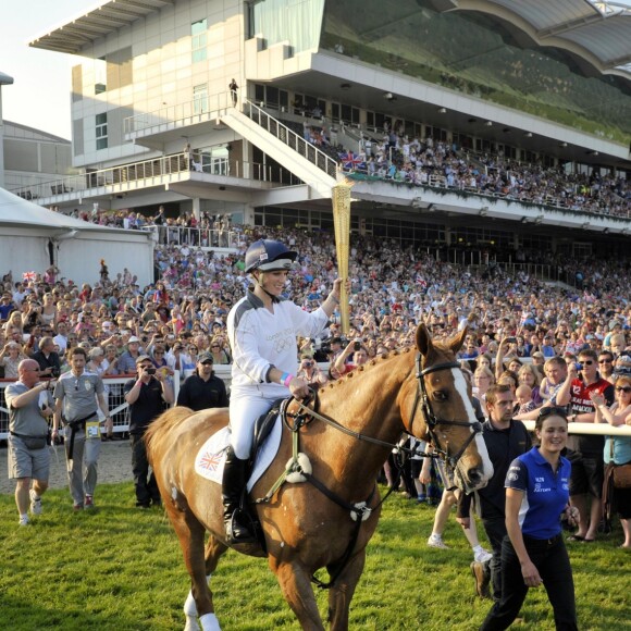 Zara Phillips et Toytown à l'hippodrome de Cheltenham le 23 mai 2012, portant la flamme olympique dans le cadre du relais à quelques semaines des JO de Londres. Toytown est mort à l'âge de 24 ans le 27 juin 2017.