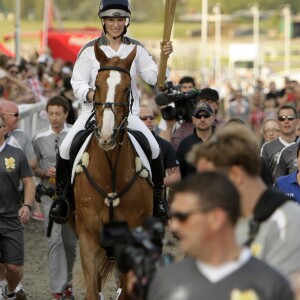 Zara Phillips et Toytown à l'hippodrome de Cheltenham le 23 mai 2012, portant la flamme olympique dans le cadre du relais à quelques semaines des JO de Londres. Toytown est mort à l'âge de 24 ans le 27 juin 2017.