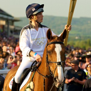 Zara Phillips et Toytown à l'hippodrome de Cheltenham le 23 mai 2012, portant la flamme olympique dans le cadre du relais à quelques semaines des JO de Londres. Toytown est mort à l'âge de 24 ans le 27 juin 2017.