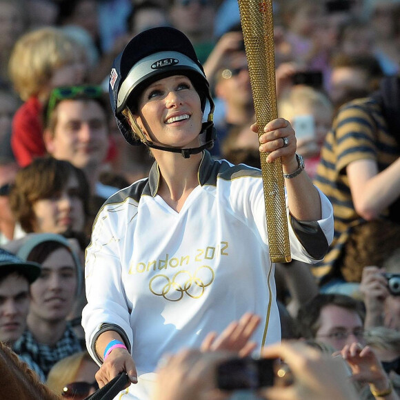 Zara Phillips et Toytown à l'hippodrome de Cheltenham le 23 mai 2012, portant la flamme olympique dans le cadre du relais à quelques semaines des JO de Londres. Toytown est mort à l'âge de 24 ans le 27 juin 2017.