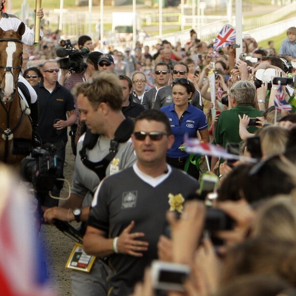 Zara Phillips et Toytown à l'hippodrome de Cheltenham le 23 mai 2012, portant la flamme olympique dans le cadre du relais à quelques semaines des JO de Londres. Toytown est mort à l'âge de 24 ans le 27 juin 2017.