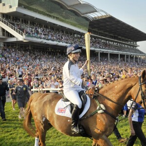 Zara Phillips et Toytown à l'hippodrome de Cheltenham le 23 mai 2012, portant la flamme olympique dans le cadre du relais à quelques semaines des JO de Londres. Toytown est mort à l'âge de 24 ans le 27 juin 2017.