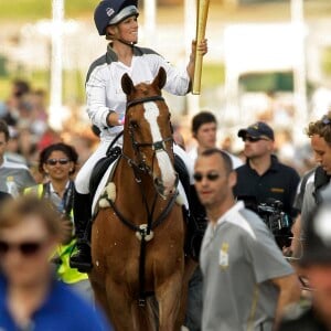 Zara Phillips et Toytown à l'hippodrome de Cheltenham le 23 mai 2012, portant la flamme olympique dans le cadre du relais à quelques semaines des JO de Londres. Toytown est mort à l'âge de 24 ans le 27 juin 2017.