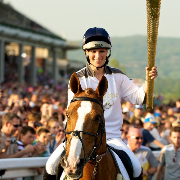 Zara Phillips et Toytown à l'hippodrome de Cheltenham le 23 mai 2012, portant la flamme olympique dans le cadre du relais à quelques semaines des JO de Londres. Toytown est mort à l'âge de 24 ans le 27 juin 2017.
