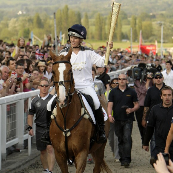 Zara Phillips et Toytown à l'hippodrome de Cheltenham le 23 mai 2012, portant la flamme olympique dans le cadre du relais à quelques semaines des JO de Londres. Toytown est mort à l'âge de 24 ans le 27 juin 2017.