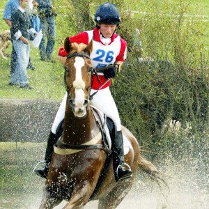 Zara Phillips et son cheval Toytown en 2002 lors des championnats d'Europe en Autriche. Toytown est mort à l'âge de 24 ans le 27 juin 2017.