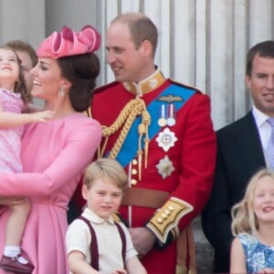 La duchesse Catherine de Cambridge et le prince William avec leurs enfants la princesse Charlotte et le prince George au balcon du palais de Buckingham lors de la parade "Trooping the colour" à Londres le 17 juin 2017.