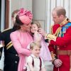 La duchesse Catherine de Cambridge et le prince William avec leurs enfants la princesse Charlotte et le prince George au balcon du palais de Buckingham lors de la parade "Trooping the colour" à Londres le 17 juin 2017.