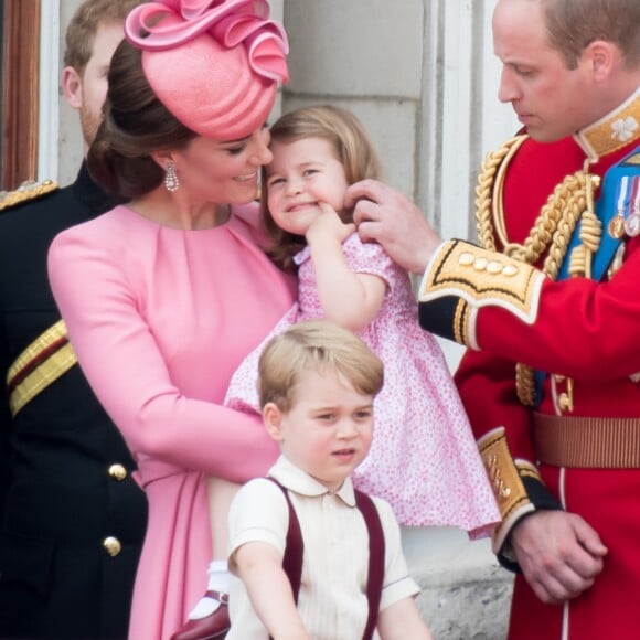 La duchesse Catherine de Cambridge et le prince William avec leurs enfants la princesse Charlotte et le prince George au balcon du palais de Buckingham lors de la parade "Trooping the colour" à Londres le 17 juin 2017.