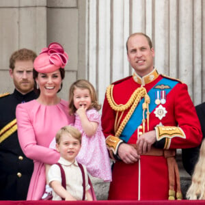 La duchesse Catherine de Cambridge et le prince William avec leurs enfants la princesse Charlotte et le prince George au balcon du palais de Buckingham lors de la parade "Trooping the colour" à Londres le 17 juin 2017.