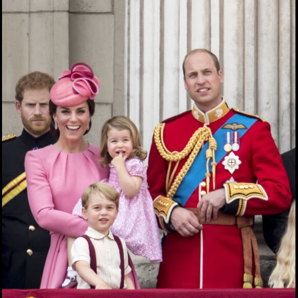 La duchesse Catherine de Cambridge et le prince William avec leurs enfants la princesse Charlotte et le prince George au balcon du palais de Buckingham lors de la parade "Trooping the colour" à Londres le 17 juin 2017.