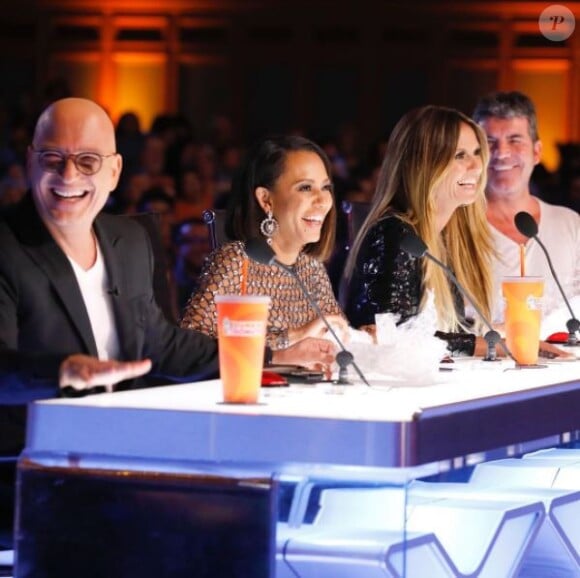 Howie Mandel, Mel B, Heidi Klum et Simon Cowell sur le plateau d'America's Got Talent. Juin 2017.