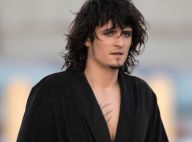Orlando Bloom : maquillage noir, cuir et tatouage sauvage sur le torse : une vraie rockstar !