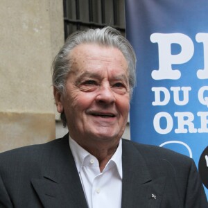 Alain Delon - Remise du 70ème prix du polar "Quai des Orfèvres 2017" par la marraine l'actrice Alice Taglioni, à Pierre Pouchairet pour son livre "Mortels Traffics" à Paris. Le 15 novembre 2016. © Didier Sabardin/Bestimage