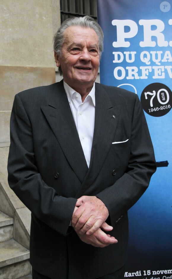 Alain Delon - Remise du 70ème prix du polar "Quai des Orfèvres 2017" par la marraine l'actrice Alice Taglioni, à Pierre Pouchairet pour son livre "Mortels Traffics" à Paris. Le 15 novembre 2016. © Didier Sabardin/Bestimage