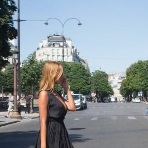 Exclusif - Zahia Dehar se promène avec un ami près du rond-point des Champs-Elysées seulement 15 minures après la tentative d'attentat d'un homme de 31 ans qui a foncé sur un fourgon de gendarmerie avec sa voiture le 19 juin 2017.