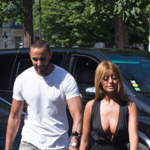 Exclusif - Zahia Dehar se promène avec un ami près du rond-point des Champs-Elysées seulement 15 minures après la tentative d'attentat d'un homme de 31 ans qui a foncé sur un fourgon de gendarmerie avec sa voiture le 19 juin 2017.