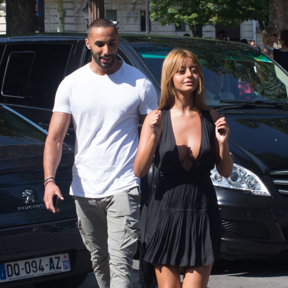Exclusif - Zahia Dehar se promène avec un ami près du rond-point des Champs-Elysées seulement 15 minures après la tentative d'attentat d'un homme de 31 ans qui a foncé sur un fourgon de gendarmerie avec sa voiture le 19 juin 2017.